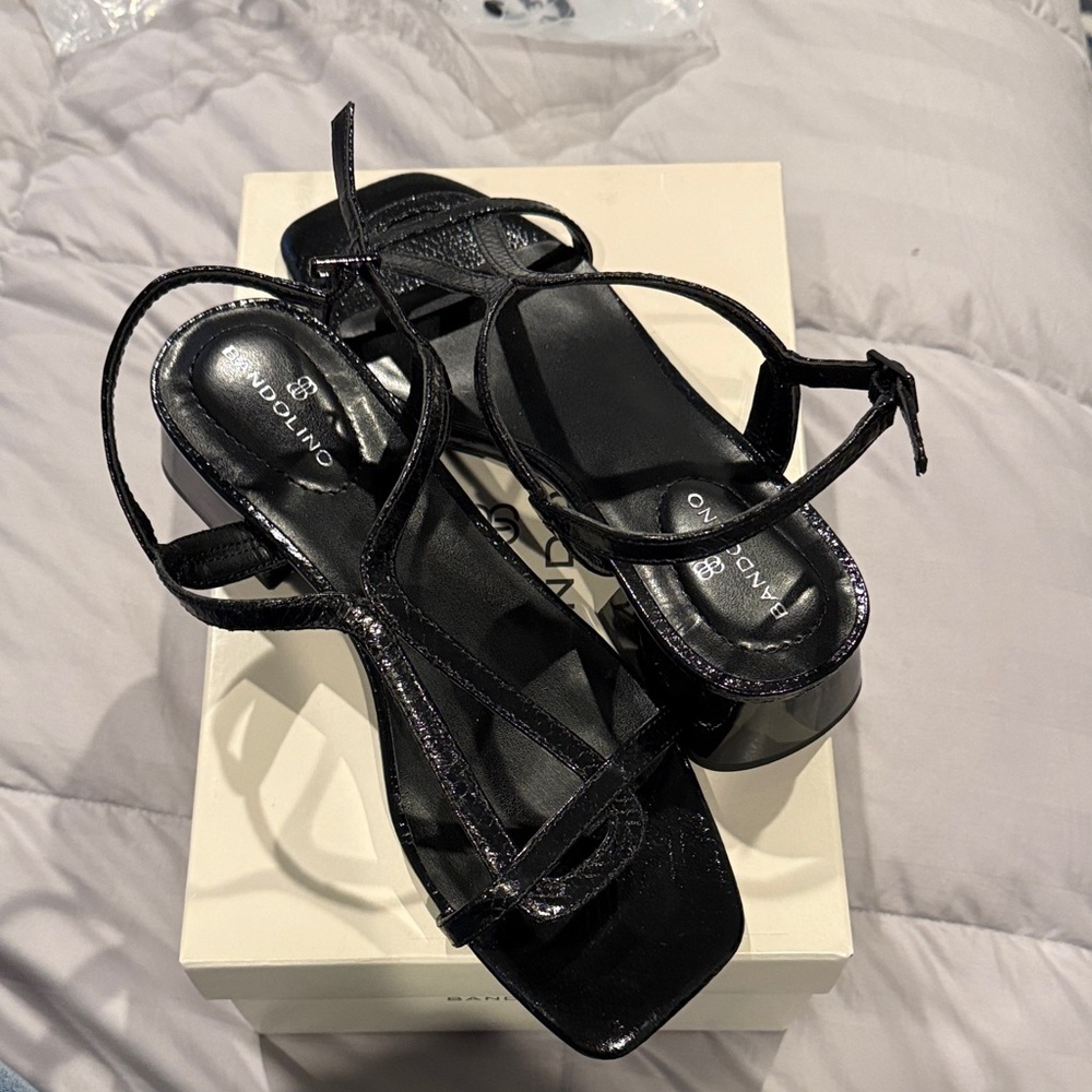 NEW. NEVER WORN Bandalino women’s Black Strappy Heels
SZ 7